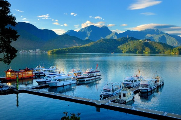 Đi thuyền trên hồ sẽ giúp du khách nhìn thấy rõ hơn cảnh vật xung quanh