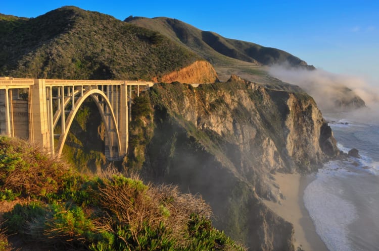 Cầu Bixby, tại Big Sur, California, là một biểu tượng độc đáo của vẻ đẹp thiên nhiên và kiến trúc đầy ấn tượng.