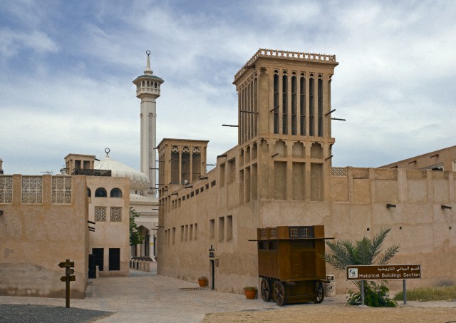 "Chợ khu Phiên bản cổ điển Al Fahidi: Hồi ức lịch sử và văn hóa tại Dubai."