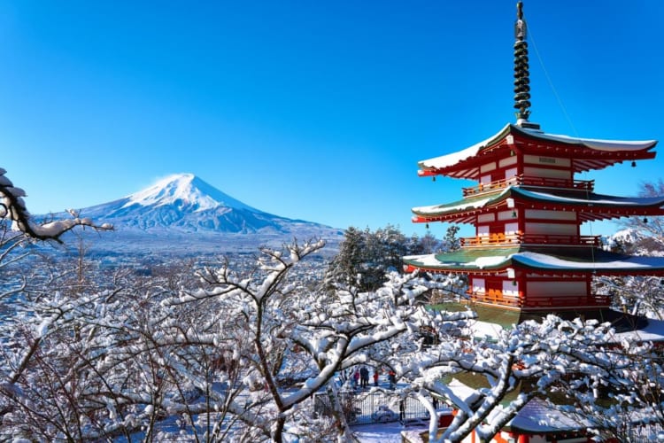 Núi Phú Sĩ và Chureito Pagoda tạo nên một khung cảnh thơ mộng vào mùa đông.