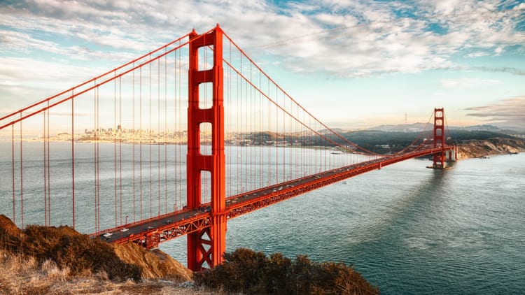 Biểu tượng của San Francisco và kỹ thuật tuyệt vời, nối liền thành phố với vùng Marin qua cửa biển Golden Gate.