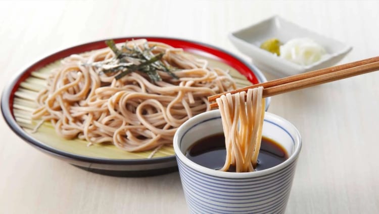 Mì soba nóng hổi vào mùa đông là một món ăn ấm áp và ngon miệng tại Nhật Bản.