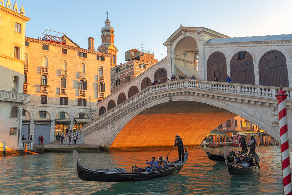 Cầu Rialto dưới ánh hoàng hôn làm Venice trở thành bức tranh sống động và huyền bí. (Nguồn ảnh: Internet)