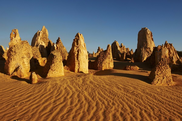 Sa mạc Pinnacles thu hút du khách với những cột đá vôi có hình dạng độc đáo