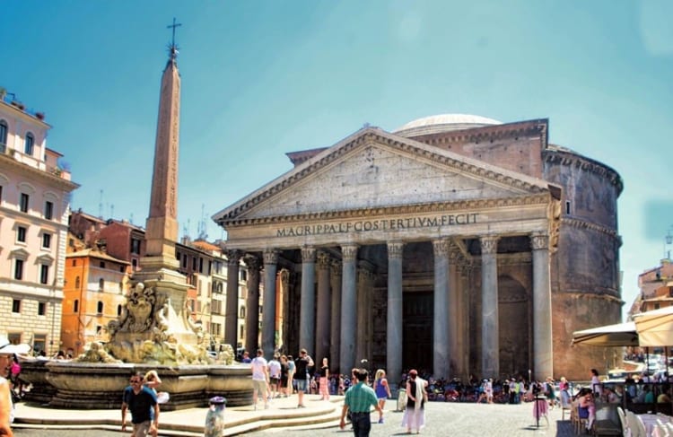 Đền Pantheon nổi tiếng với hệ thống mái vòm đầy tráng lệ  