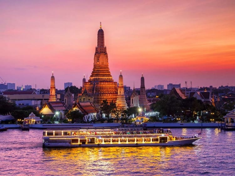 Còn gì tuyệt vời bằng việc ngồi trên thuyền ngắm toàn cảnh sông Chao Phraya