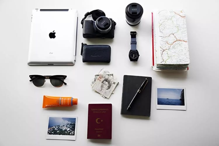 Đi du lịch cần chuẩn bị gì? Máy ảnh, điện thoại,... là những vật dụng giúp bạn lưu lại những khoảnh khắc đáng nhớ