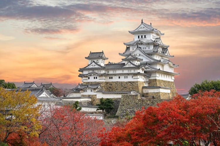 Lâu đài Himeji đầy uy nghi và tráng lệ với lối kiến trúc độc đáo