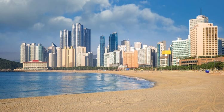 Bãi biển Haeundae với biển xanh, mây trắng, nắng vàng