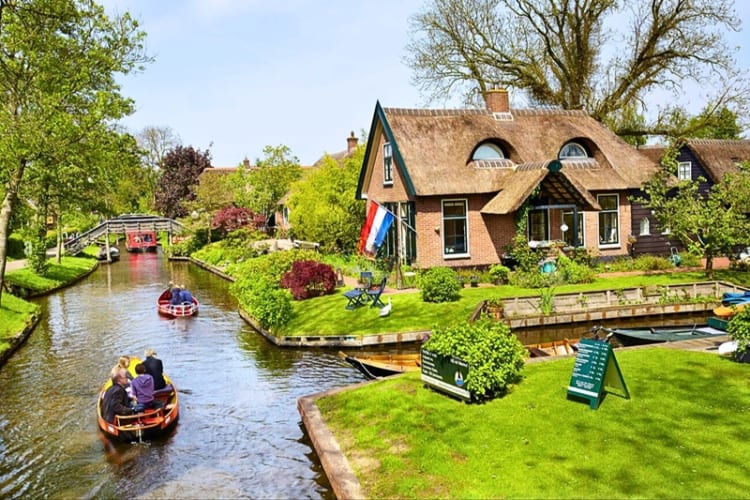 Đi thuyền khám phá làng cổ Giethoorn là cách tốt nhất 