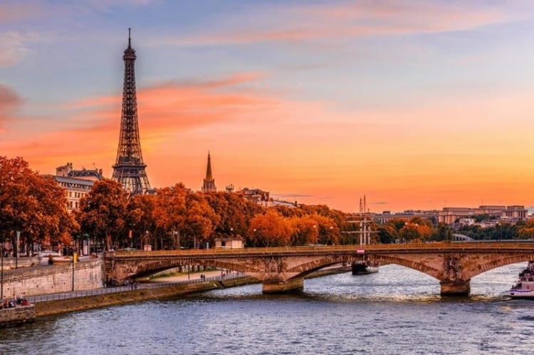 Tháp Eiffel nổi bật bên bờ sông Seine với khung cảnh thu lãng mạn