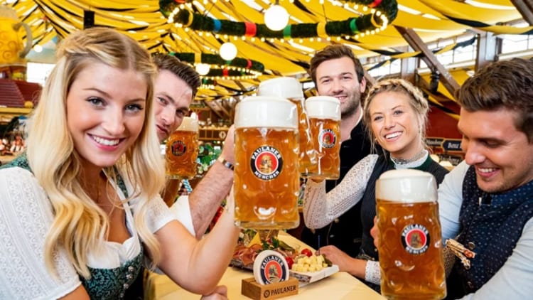 Không khí đầy nhộn nhịp tại lễ hội bia Oktoberfest