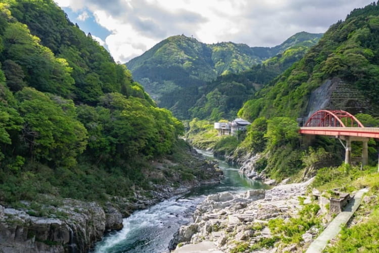 Shikoku với cảnh quan núi non, sông hồ đầy kỳ vĩ 