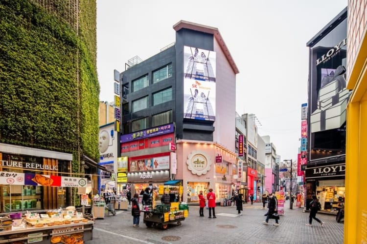 Myeongdong - khu phố với đa dạng các cửa hàng từ bình dân đến cao cấp