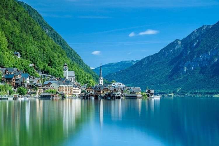 Hồ Hallstatter See đầy thơ mộng với khung cảnh núi non hùng vĩ