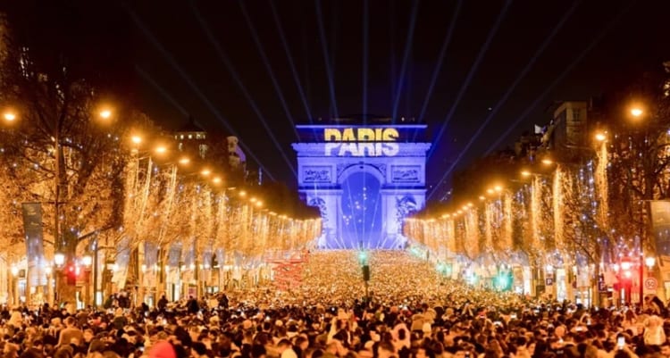 Đại lộ Champs-Elysées với những ánh đèn sắc màu dọc hai bên đường 