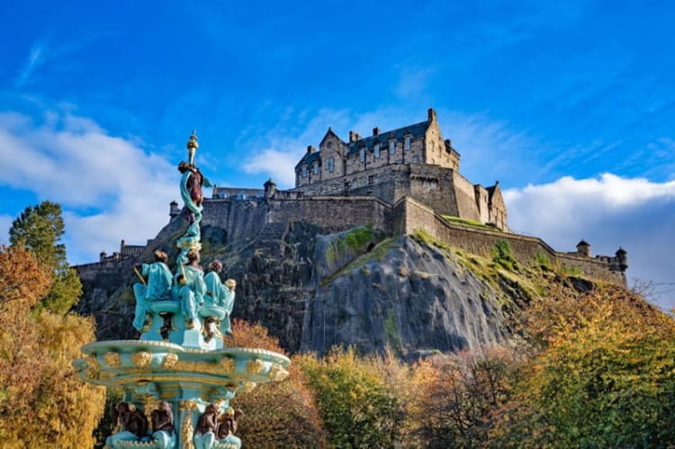 Lâu đài Edinburgh nổi bật với những tòa tháp đầy uy nghiêm