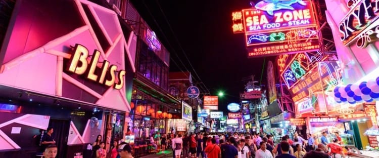 Phố đi bộ Walking Street với bầu không khí đầy sôi động và nhộn nhịp 