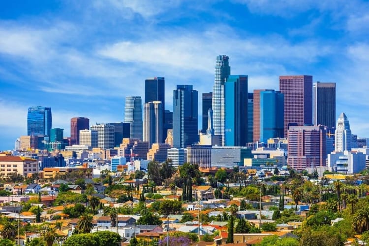 Los Angeles - một trong những thành phố nổi tiếng bậc nhất, nơi những ánh đèn rực rỡ không bao giờ tắt, nhịp sống sầm uất hòa quyện cùng những trải nghiệm đẳng cấp thế giới.  Là trung tâm giải trí hàng đầu với kinh đô điện ảnh Hollywood, những bãi biển thơ mộng và các công viên chủ đề hàng đầu, Los Angeles luôn là điểm đến hấp dẫn đối với du khách từ khắp nơi trên thế giới. Hãy cùng Lửa Việt Tours đến và khám phá thành phố không bao giờ ngủ này và tận hưởng chuyến hành trình đầy sắc màu tại đây nhé.  Đôi nét về xứ sở thần tiên thành phố Los Angeles   Los Angeles - trung tâm giải trí đầy sôi động thu hút nhiều du khách Los Angeles, một trong những tiểu bang lớn nhất California, Mỹ được xây dựng từ một vùng đất hoang sơ được khai phá bởi những người Tây Ban Nha. Tính đến hiện tại, nơi đây trở thành địa điểm định cư của nhiều người với đa dạng nền văn hóa tạo nên một bức tranh đa sắc màu về ẩm thực, nghệ thuật và phong cách sống.  Không chỉ nổi tiếng với sự hào nhoáng của Hollywood và sự xa hoa của Beverly Hills, Los Angeles còn là một trung tâm sôi động của các hoạt động giải trí, văn hóa, thời trang và thể thao. Thành phố luôn nhộn nhịp với những sự kiện đình đám, từ các lễ trao giải danh giá, tuần lễ thời trang cho đến những trận đấu thể thao đỉnh cao. Chính nhờ sự sôi động ấy, Los Angeles không ngừng khẳng định vị thế của mình như một trung tâm kinh tế - văn hóa hàng đầu, nơi hội tụ những giấc mơ và khát vọng vươn xa. Tổng quan về thời tiết tại Los Angeles  Los Angeles chinh phục mọi du khách với kiểu thời tiết Địa Trung Hải đầy dễ chịu Một trong những yếu tố giúp Los Angeles chinh phục được mọi du khách bốn phương đó là chính là nhờ vào khí hậu Địa Trung Hải đặc trưng dễ chịu. Mỗi năm, thành phố này đón gần 300 ngày trời trong xanh, mây trắng bồng bềnh và nắng vàng đầy rực rỡ. Đặc biệt, thời điểm lý tưởng để du khách khám phá trọn vẹn vẻ đẹp nơi đây là từ tháng 2 đến tháng 4 và từ tháng 9 đến tháng 11. Vào thời điểm này, nhiệt độ trung bình dao động từ 9 - 29 độ C.  Du khách có thể thoải mái tham gia vào nhiều hoạt động ngoài trời như lên kế hoạch cho những chuyến dã ngoại. Hoặc tham gia các hoạt động sôi động như đạp xe, chèo thuyền, lướt sóng, cưỡi ngựa hay đơn giản hơn là việc tản bộ, trò chuyện cùng nhau thư giãn dưới những tia nắng phản chiếu đầy ấm áp. Những địa điểm du lịch Los Angeles nổi tiếng không thể bỏ qua  Los Angeles từ lâu vốn đã nổi tiếng là cái nôi của ngành du lịch Mỹ với nhiều địa danh làm cho du khách không khỏi trầm trồ khi đặt chân đến. Nơi đây chính là tinh hoa hội tụ với sự kết hợp hoàn hảo giữa thiên nhiên, nghệ thuật, điện ảnh và giải trí. Nào hãy cùng điểm qua những điểm đến hấp dẫn trong hành trình tại Los Angeles nhé.  Phim trường Universal Studios Hollywood  Universal Studios Hollywood - phim trường điện ảnh đỉnh cao Nếu là một tín đồ của những bộ phim bom tấn, Universal Studios Hollywood chắc chắn là điểm đến không thể bỏ qua. Đây không chỉ là một công viên giải trí thông thường mà còn là phim trường của những phim bom tấn đình đám xuất sắc nhất thế giới. Du khách sẽ được đắm chìm vào thế giới ma thuật của Harry Potter, tham gia vào những màn rượt đuổi tốc độ cùng Fast & Furious, khám phá công viên khủng long Jurassic World hay hồi hộp với những hiệu ứng điện ảnh chân thực trong các show diễn trực tiếp,... Ngoài ta, tại đây còn có nhiều chương trình biểu diễn nghệ thuật đặc sắc khác với sự góp mặt của nhiều diễn viên chuyên nghiệp cùng dàn hiệu ứng đầy lung linh. Đây chính là cơ hội để du khách hòa mình vào thế giới Hollywood và sống trọn niềm đam mê điện ảnh. Còn chần chờ gì nữa mà không nhanh tay đăng ký tour du lịch Mỹ và trải nghiệm những giây phút thăng hoa tại kinh đô điện ảnh thế giới? Hãy sẵn sàng cho một chuyến phiêu lưu khó quên tại Universal Studios Hollywood.   Đại lộ danh vọng Hollywood  Đại lộ danh vọng Hollywood với nhiều tên tuổi cống hiến hàng đầu trong nhiều lĩnh vực Sẽ thật là thiếu sót nếu đã đến Los Angeles mà bỏ qua việc tham quan đại lộ danh vọng Hollywood. Nơi đây còn được biết đến là một biểu tượng vĩ đại của nền điện ảnh và giải trí trên toàn cầu ghi nhận hơn 2500 ngôi sao nổi tiếng với sự cống hiến không ngừng nghỉ của mình trong nhiều lĩnh vực. Dạo bước trên con đường rực rỡ này, du khách không chỉ cảm nhận được sức sống của Hollywood mà còn có thể tìm thấy tên tuổi của những thần tượng mà mình yêu mến, từ huyền thoại xưa cho đến các ngôi sao đương đại.  Khu đô thị Beverly Hills  Beverly Hills đầy xa hoa và sang trọng  Beverly Hills nổi bật với lối sống xa hoa, nơi hội tụ những biệt thự, cửa hàng sang trọng cùng những con phố hàng hiệu đẳng cấp. Những biệt thự lộng lẫy với kiến trúc tinh xảo, những siêu xe sang trọng lướt nhẹ trên đại lộ rợp bóng cọ, cùng chuỗi nhà hàng cao cấp phục vụ tinh hoa ẩm thực thế giới. Tất cả hòa quyện tạo nên một sức hút khó cưỡng, làm cho nơi đây trở thành điểm đến danh giá mà thời gian chẳng thể làm phai nhạt.  Đây không chỉ là biểu tượng của sự giàu có mà còn là thiên đường dành cho những ai yêu thích sự tinh tế, sang trọng và phong cách sống đẳng cấp. Dù thế nào, Beverly Hills vẫn luôn giữ vững vị thế của mình như một biểu tượng của sự đẳng cấp. Nơi mọi khoảnh khắc đều toát lên vẻ hào nhoáng và tinh tế hiếm có mà khó có thể tìm thấy ở bất kỳ nơi nào khác.  Đài thiên văn Griffith  Đài thiên văn Griffith với hệ thống viễn vọng tiên tiến  Ngoài những địa điểm nổi tiếng trên, đài thiên văn Griffith cũng là một trong những lựa chọn hoàn hảo trong chuyến du lịch Mỹ. Tọa lạc trên ngọn đồi Griffith, đài quan sát tại đây như mở ra một cánh cửa vũ trụ bao la. Với hệ thống kính viễn vọng tiên tiến, đài quan sát Griffith cho phép du khách chiêm ngưỡng rõ nét các vì sao, hành tinh và những hiện tượng thiên văn kỳ thú.  Công viên Disneyland   Công viên Disneyland - thế giới thần tiên diệu kỳ chờ du khách đến khám phá Đây chính là một trong những công viên nguyên bản đầu tiên do Walt Disney sáng lập, mở ra một thế giới thần tiên rực rỡ, nơi những câu chuyện cổ tích và nhân vật hoạt hình bước ra đời thực. Ngay từ khi đặt chân vào Disneyland, du khách sẽ bị cuốn hút bởi không gian huyền diệu, những lâu đài tráng lệ, những con phố nhộn nhịp và bầu không khí đầy ắp tiếng cười. Đặc biệt, du khách còn được giao lưu với những nhân vật hoạt hình huyền thoại chuột Mickey, Goofy, vịt Donald,... Đồng thời, du khách còn được hòa mình vào những buổi biểu diễu hành sôi động và thưởng thức những màn trình diễn nghệ thuật mãn nhãn. Mỗi góc nhỏ trong Disneyland đều được chăm chút tỉ mỉ, tạo nên những khung cảnh tuyệt đẹp như bước ra từ những thước phim hoạt hình kinh điển.   Ăn gì tại Los Angeles?   Đa dạng món ăn đặc sắc đến từ nhiều quốc gia khác nhau  Ngoài những địa điểm du lịch nổi tiếng, Los Angeles còn thu hút du khách với vô vàn nền ẩm thực giao thoa tuyệt vời. Khi đến đây, du khách có thể khám phá hương vị đa dạng, từ ẩm thực Mexico đậm đà đến các món Hàn Quốc hấp dẫn, sushi Nhật tinh tế đến pasta chuẩn vị Ý. Điển hình nhất vẫn không thể bỏ qua món tacos đặc trưng, món ăn đường phố trứ danh với nhân đa dạng từ thịt bò nướng, thịt heo xé đến cá tươi chiên giòn. Nếu du khách muốn tìm một bữa sáng nhẹ nhàng, avocado toast chính là lựa chọn hoàn hảo, đặc biệt tại những quán cà phê mang phong cách hipster. Ngoài ra, Grand Central Market cũng là điểm dừng chân lý tưởng để khám phá vô số hàng quán từ bình dân đến cao cấp. Và đừng quên ghé qua các xe food truck nổi tiếng—nơi luôn sáng tạo ra những món ăn độc đáo, đậm chất Los Angeles.  Tổng kết Trên đây là những thông tin đầy thú vị về Los Angeles, thiên đường giải trí bậc nhất hội tụ những tinh hoa văn hóa, nghệ thuật và giải trí đỉnh cao. Hãy để Los Angeles đưa du khách bước vào một hành trình đầy cảm hứng và tận hưởng những khoảnh khắc tuyệt vời nhất. Hy vọng qua những thông tin chia sẻ sẽ giúp du khách có thêm nhiều thông tin hữu ích cho chuyến đi sắp tới của mình. Liên hệ ngay cho Lửa Việt Tours qua số hotline 1900 6420 hoặc Fanpage để được tư vấn chi tiết cho chuyến du lịch Hoa Kỳ và nhận ngay những ưu đãi đặc biệt nhé.  >>>> Xem tiếp: 4 quyền lợi đặc biệt khi sử dụng dịch vụ tại Lửa Việt Tours