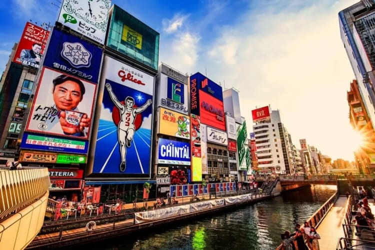 Dotonbori nổi bật với những cửa hàng, quán ăn đầy hấp dẫn