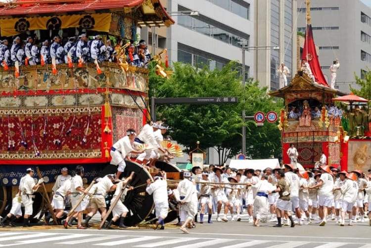 Gion Matsuri - lễ hội mùa hè nổi bật với những chiếc kiệu thiết kế công phu 