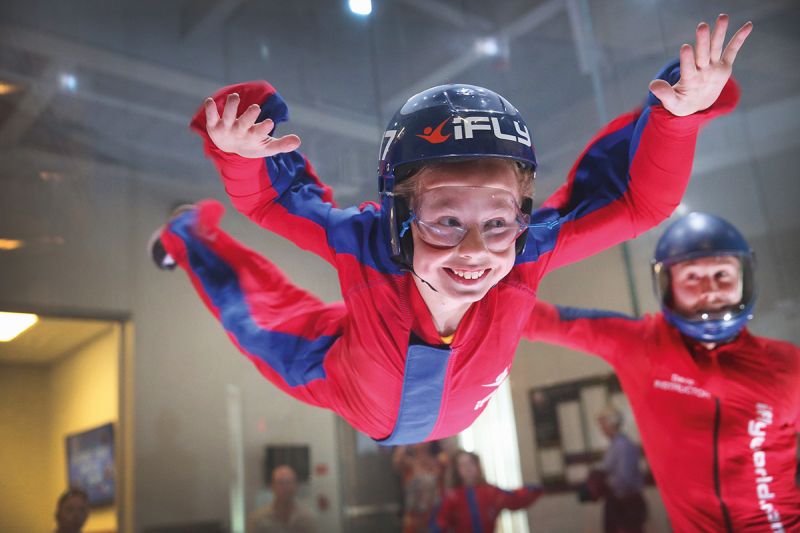  Indoor Skydiving với trang phục riêng để bay lơ lửng trong  nhà kính